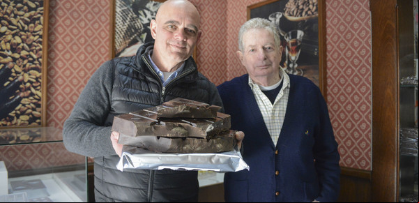 En Constitución, la chocolatería  más antigua: la maneja una familia desde 1918 y tiene título de proveedora de los reyes de España
