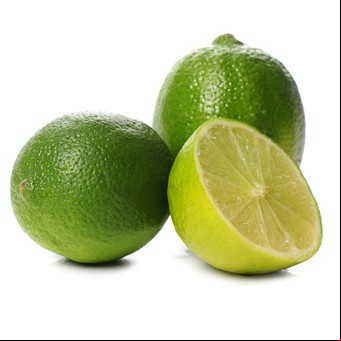 El sencillo tip para sacar mucho más jugo a los limones verdes