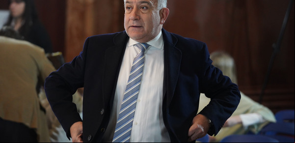 Insólito: le robaron el celular a Luis Juez mientras daba una entrevista en la radio y todo quedó grabado