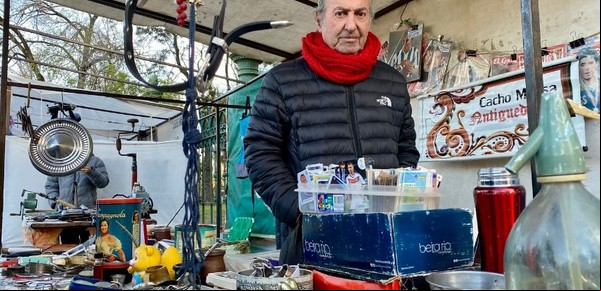 Fue bicampeón de la Copa América con la Selección del Coco Basile y hoy vende antigüedades en un parque de La Plata