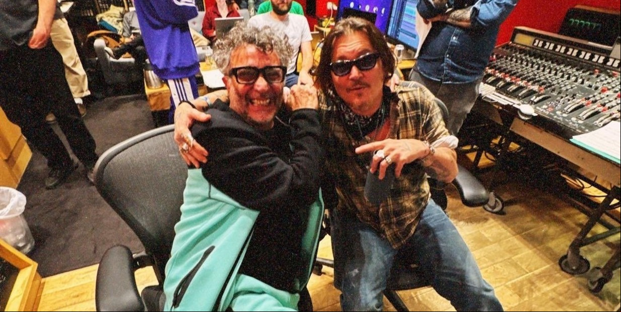 Fito Páez tuvo una visita "inesperada y amorosa" de Johnny Depp en el estudio donde grabaron los Beatles