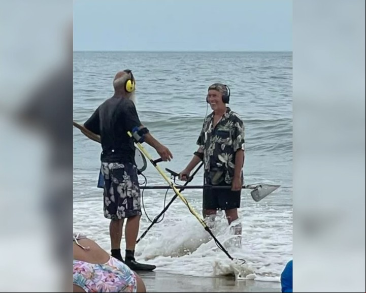 Situación. Gary usó su detector de metales para hallar el objeto en el sitio. Foto: Reddit/Amber_maigon.