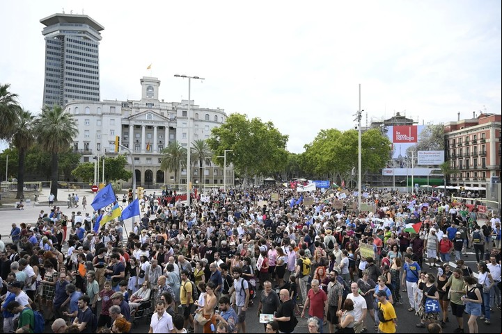 Manifestantes marchando el fin de semana durante una protesta contra el turismo masivo en Barcelona