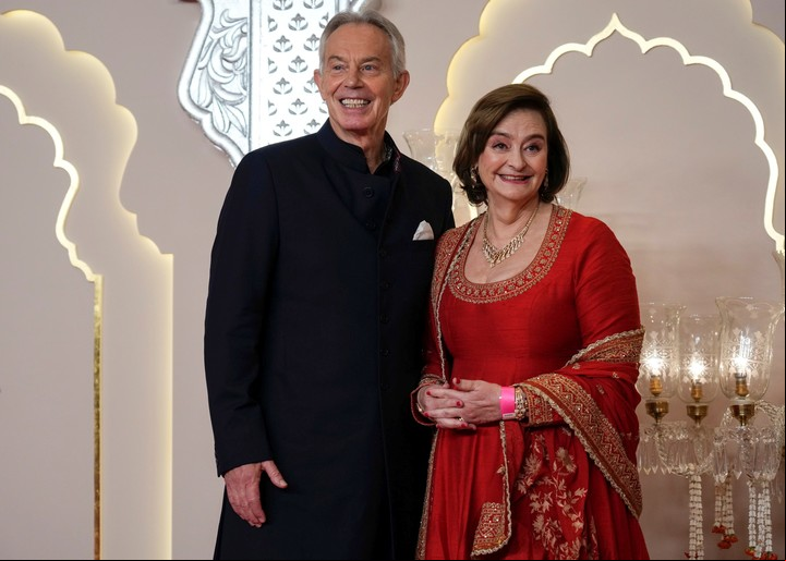 El ex primer ministro Tony Blair y su esposa, entre los invitados. Foto: AP