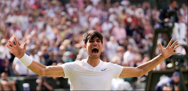 Carlos Alcaraz barrió a Djokovic en Wimbledon para volver a ser campeón y la princesa Kate Middleton le entregó su trofeo
