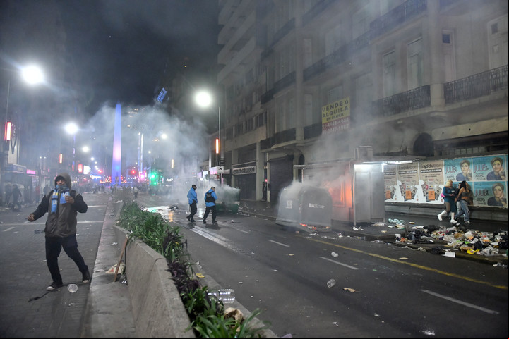 Incidentes en el Obelisco en los festejos.
Foto Enrique García Medina