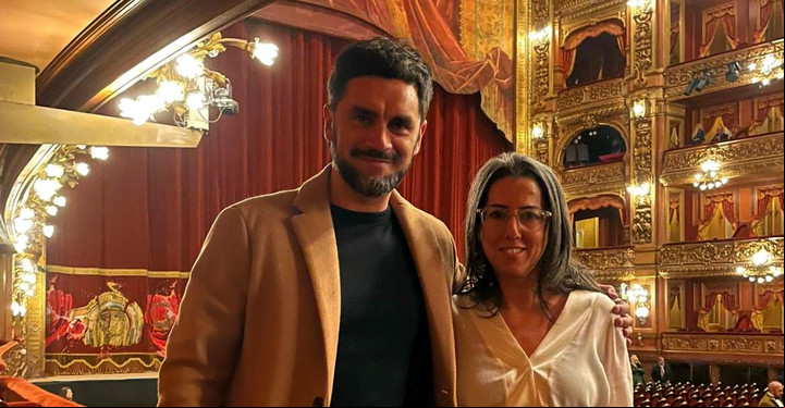 Gonzalo Heredia junto a Laura Novoa, periodista de Clarín, en el Teatro Colón. El actor se dejó llevar por la puesta de "Carmen".