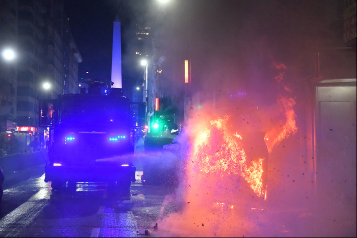 Incidentes en el Obelisco en los festejos por Argentina campeón de la Copa América: motos quemadas, 13 policías heridos y 6 detenidos
Foto Enrique García Medina