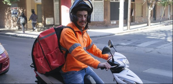 Cada vez más jóvenes trabajan en apps de viajes y delivery: hasta cuánto se puede ganar