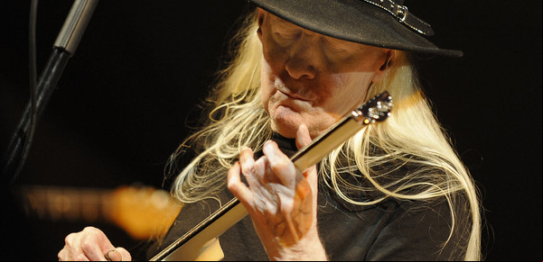 Johnny Winter, el guitarrista albino al que los Rolling Stones le dedicaron una canción y la droga no le dejaba levantar su guitarra