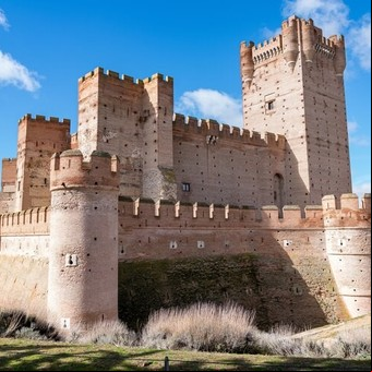 Cuál es el pueblo europeo que tiene un castillo del Siglo XV