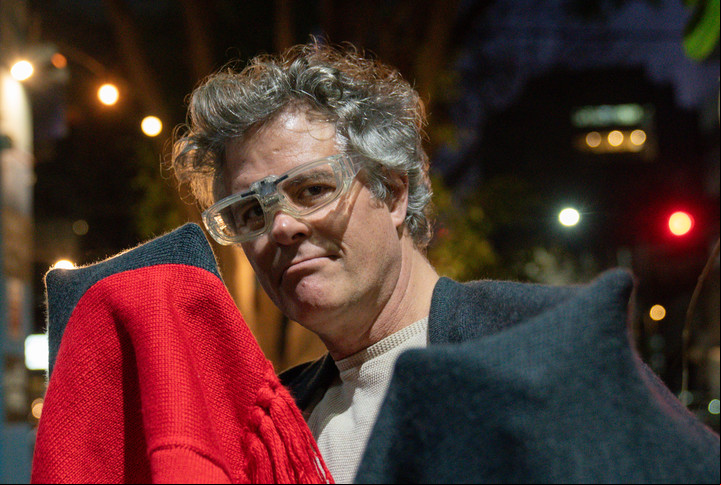 Mike Amigorena con su moana por las calles de Chacarita, su barrio de los últimos años, que ahora alterna con su familia en Olivos. Foto: Fernando de la Orden