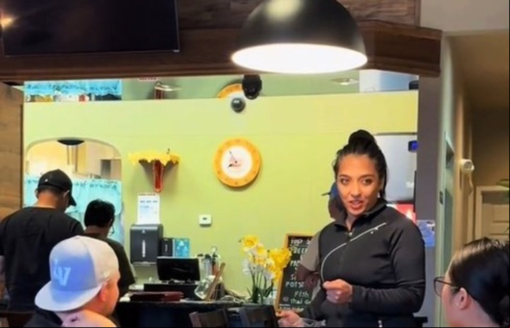 Autora de la anécdota. Samira se levantó de su mesa y comenzó a atender a los clientes del lugar. Foto: captura/@livelovelaugh2346.