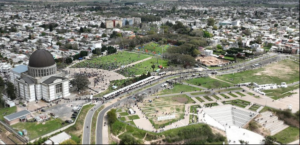 Una ciudad entera se une para ayudarlo a Messi a cumplir su promesa