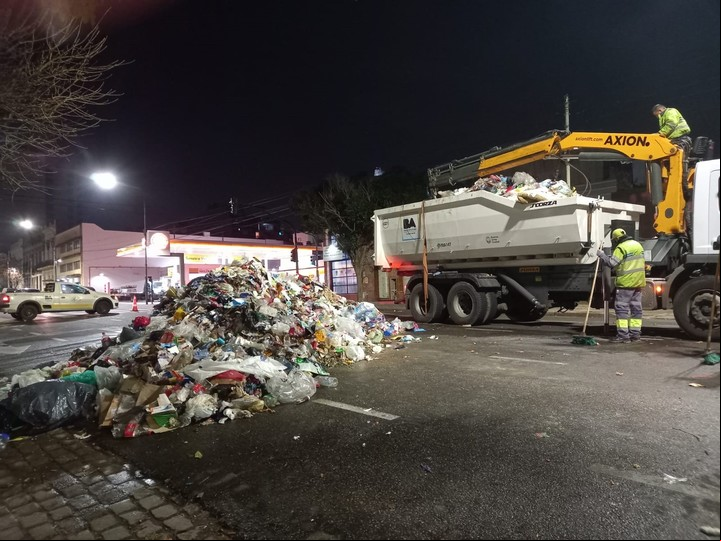 La basura que volcó un camión de recolección de una empresa que vinculan con Pablo Moyano, por un supuesto incendio y en medio de la tensión con la Ciudad
