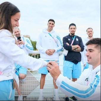 Amor argentino en los Juegos Olímpicos de París: el romántico pedido de casamiento de un jugador de los Gladiadores a una de Las Leonas