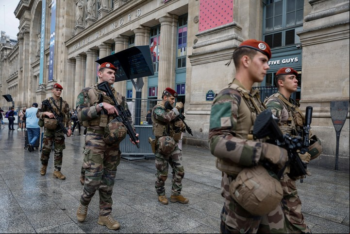 Militares ses custodian la estación parisina de trenes, Gare du Nord. Foto: EFE
