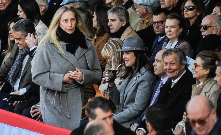 Karina Milei, seria, tras saludar a Victoria Villarruel en la Rural. La vicepresidente tomaba mate, sonriente.
Foto Federico López Claro
