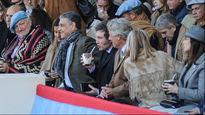 Victoria Villarruel tomó mate en la Rural, sentada un poco más lejos que Jorge Macri de Javier Milei. Foto Federico López Claro