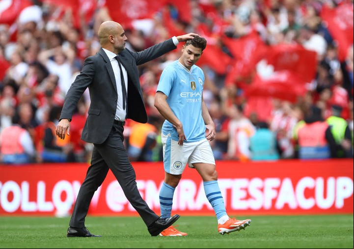 Pep Guardiola con Julián Álvarez. (REUTERS/Hannah Mckay)