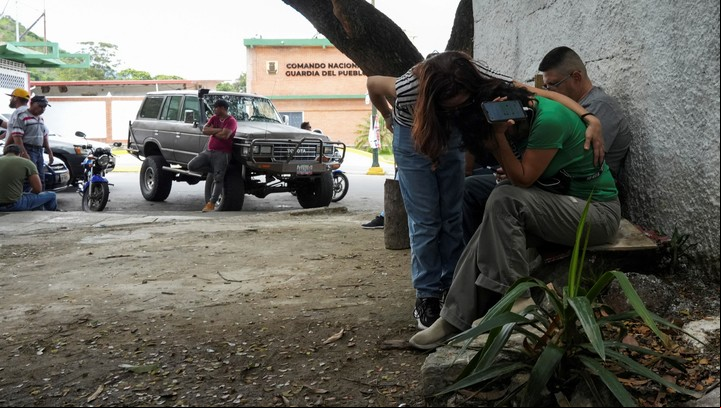 Familiares esperan frente a una sede policial noticias sobre sus parientes que fueron detenidos junto con otros durante las protestas contra los resultados electorales, en Caracas. Foto Reuters