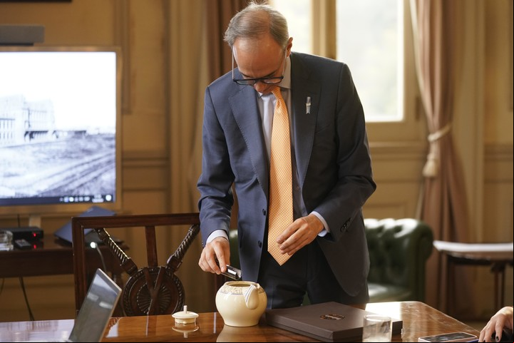 Con el té. El secretario de Educación lo prepara y se lo ofrece a los periodistas, antes de la entrevista. Foto: Fernando de la Orden