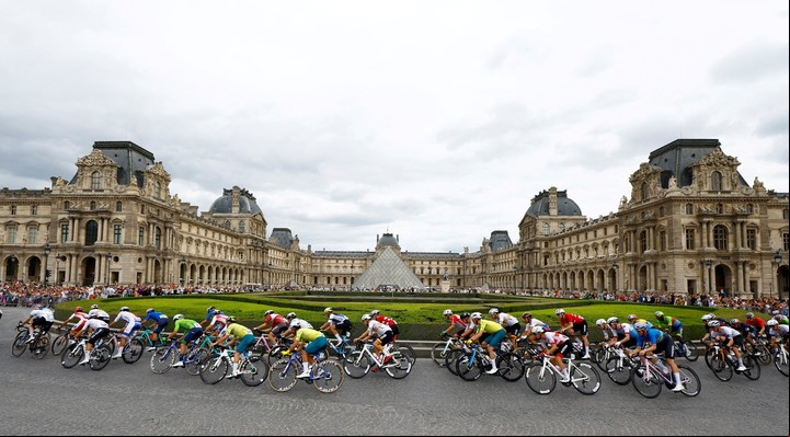 Vista general de ciclistas frente al Museo del Louvre durante la carrera.REUTERS/Piroschka Van De Wouw.