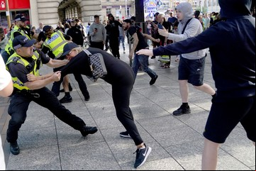 Tras las violentas marchas xenófobas en Gran Bretaña, el gobierno apunta contra las redes sociales