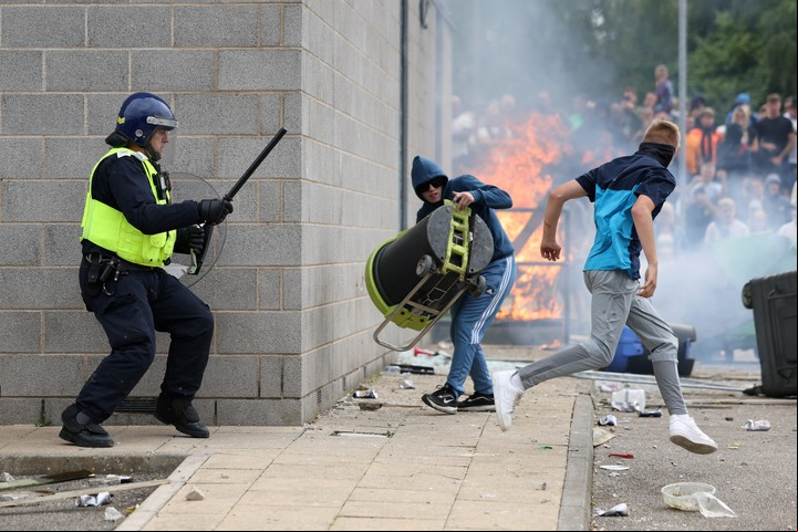 Bronca y choques en la marcha de extremistas de derecha en Rotherham, Gran Bretaña, el domingo. Foto: REUTERS