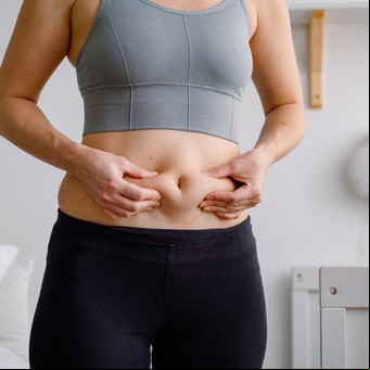 Un nuevo estudio revela cuál es el mejor entrenamiento para quemar la grasa abdominal: ¿cardio o fuerza?