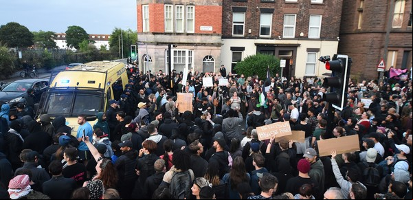 Sorpresa en Gran Bretaña: una ola de marchas antirracismo logró frenar las protestas de la ultraderecha