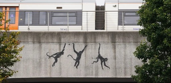 No hay 2 sin 3: Banksy suma tres monos a los animales que está desparramando en Londres