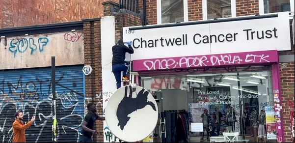 La cuarta obra de la serie "animal" de Bansky fue robada una hora después de su aparición