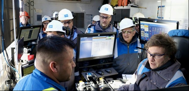 La caída del precio del petróleo enciende luces amarillas y recorta el superávit comercial