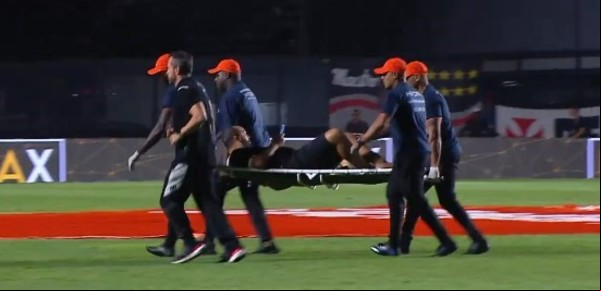 Insólito: un hincha ganó un sorteo para patear un penal y se fracturó el tobillo cuando corría para ejecutarlo