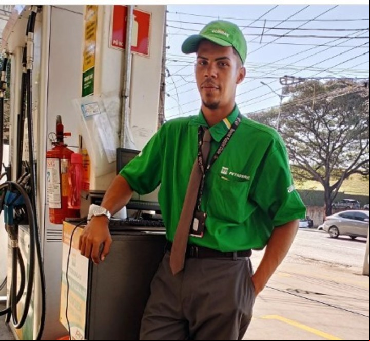 El Ken humano abandonó la caracterización y trabaja en una estación de servicio.