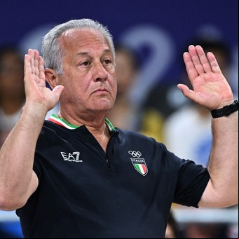 Julio Velasco, el arquitecto del seleccionado femenino de vóleibol de Italia que se aseguró una medalla en París 2024: "La parte emotiva pesa muchísimo"