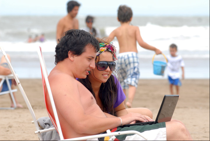 Hiperconectados. Siempre encendida la máquina. Siempre prendidos nosotros. Aún en la playa./
Foto: AG.