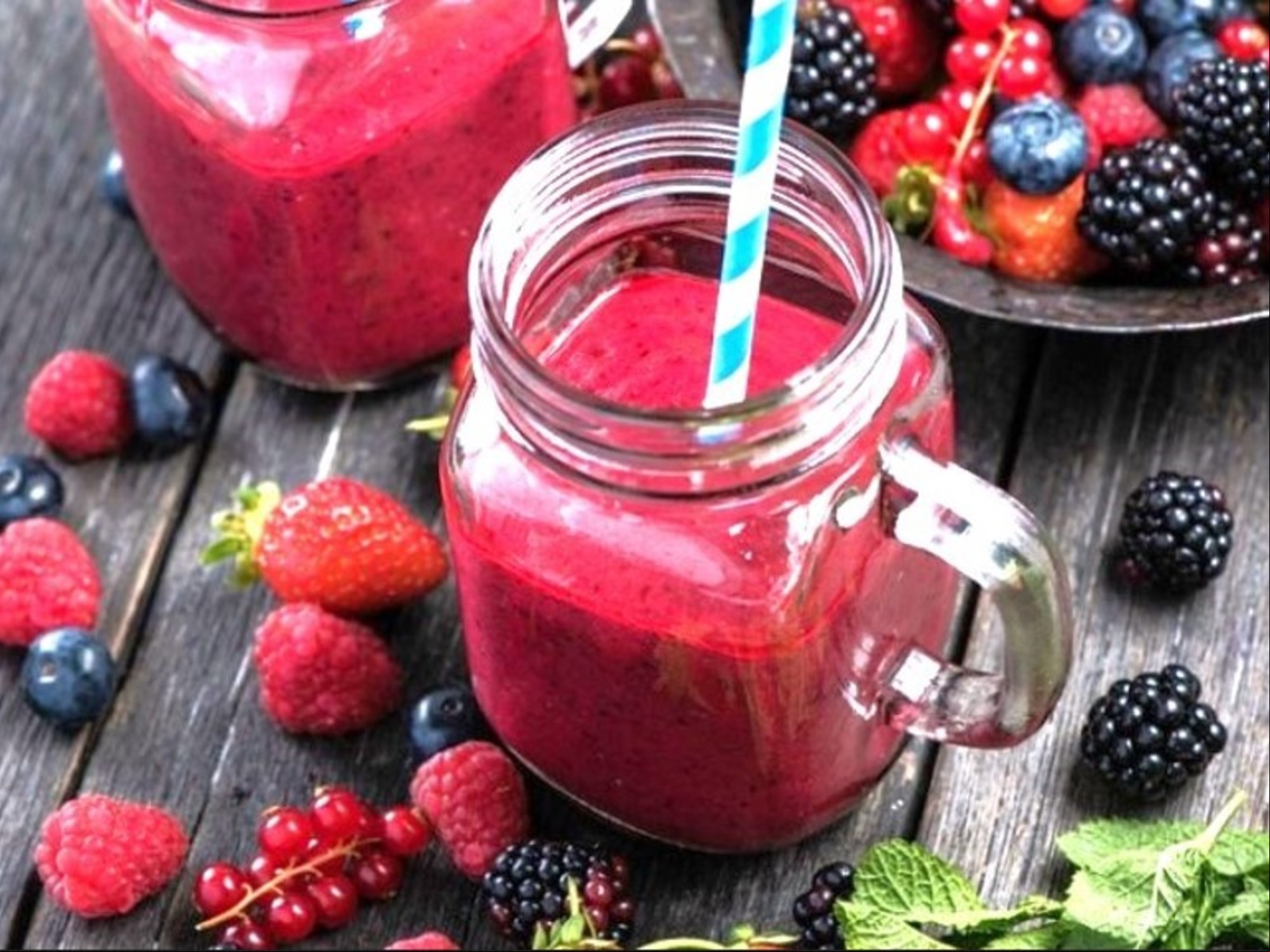 Los frutos rojos (moras, arándanos y frutillas) favorecen la salud intestinal, ablandan las heces y previenen el estreñimiento y la inflamación.