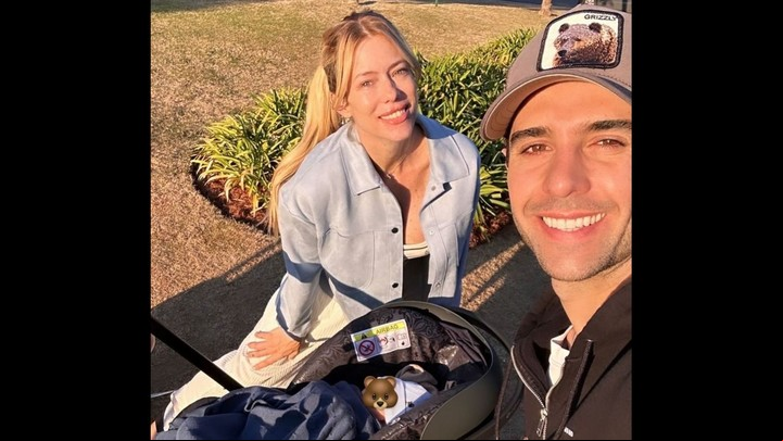 Nicole Neumann y Manuel Urcera junto a su hijo recién nacido Cruz.