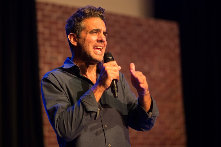 Cannavale hace lo quye puede con la educación que recibió de su padre (Robert De Niro).