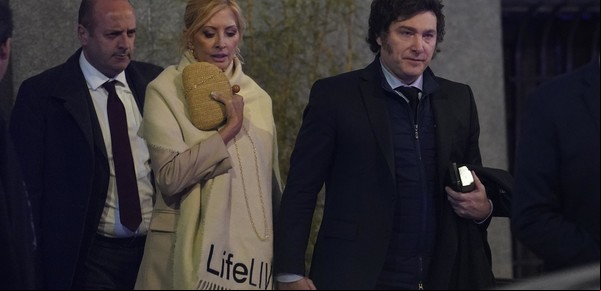 El beso entre Javier Milei y Yuyito González, en la cita de teatro que tuvieron en el ex CCK