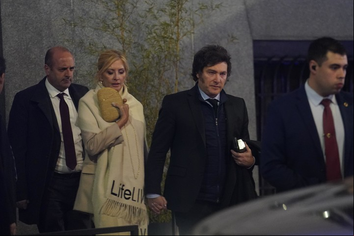 El Presidente Javier Milei sale del ex CCK luego asistir a una obra teatro donde lo acompañó su pareja Amalia Yuyito González. Foto: Fernando de la Orden