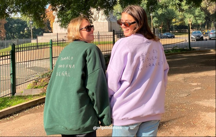 Belén y Josefina también crearon productos de merchandising, como buzos y remeras.