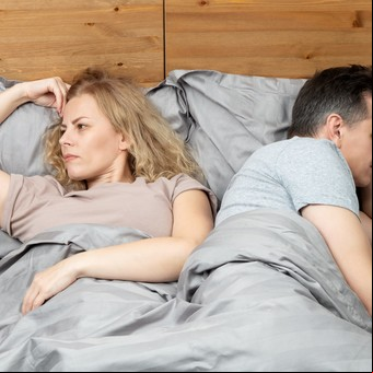 Cuando el deseo sexual disminuye: desarmá el “mito de los inicios” y cambiá la frustración de la rutina por la curiosidad erótica