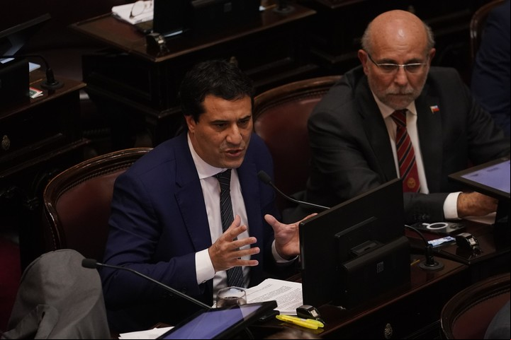 Senador Maximiliano Abad (izquierda) en un reciente debate en el Senado.