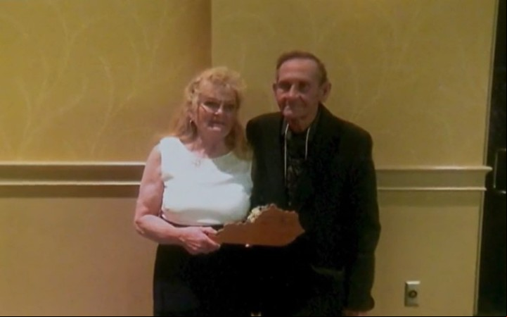Matrimonio. Barbara Gregory y su marido, Glenn, quien falleció en diciembre de 2023. Foto: captura/WLKY.