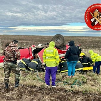 La camioneta en la que viajaba volcó, quedó atrapado toda la noche bajo el vehículo y murió: la familia acusa al conductor de abandono de persona