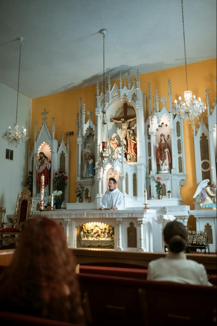 La Misa católica es un acto comunitario, del sacerdote y los fieles. Foto: Pexels.