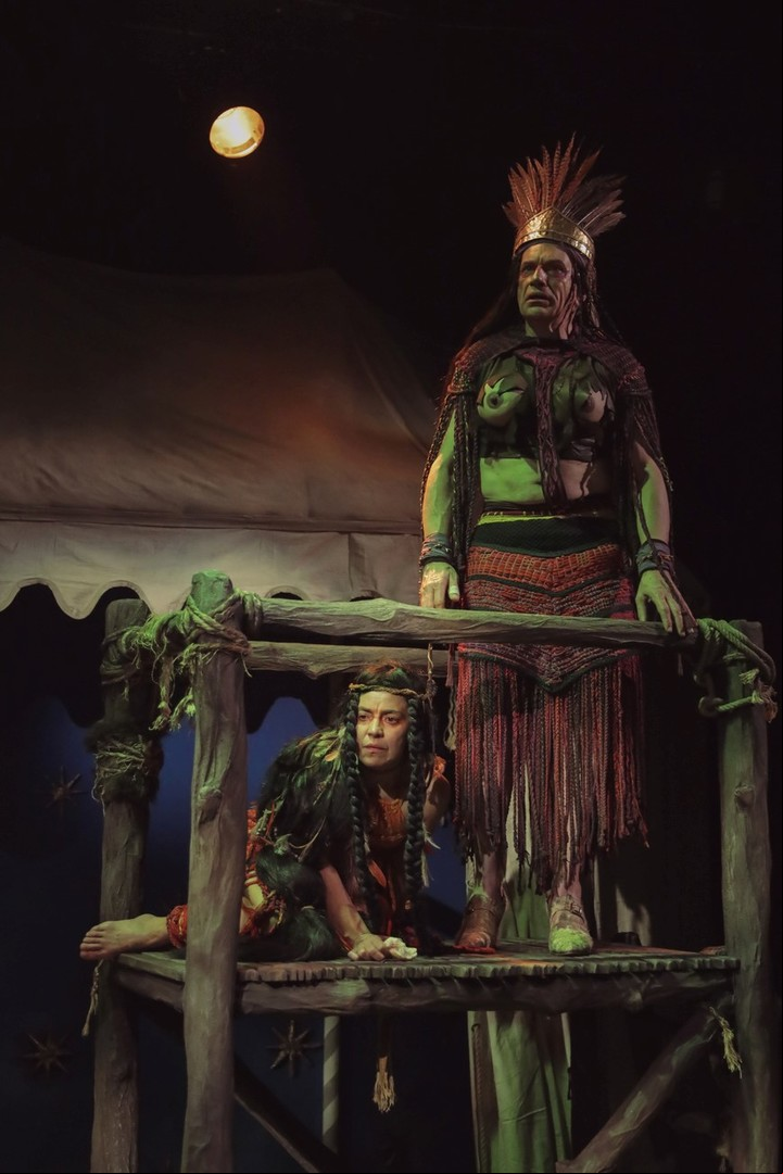 La obra habilita un diálogo entre la gauchesca, el circo criollo y las maneras del sainete y el grotesco.